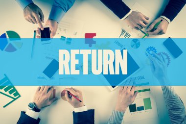 İş ekibi masanın üzerinde çalışıyor