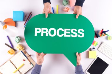 İki kişi konuşma balonu holding