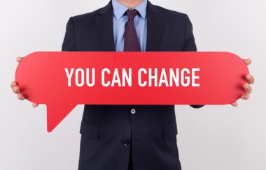 konuşma balonu tutan işadamı