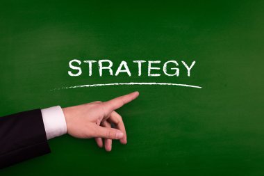 Tahtaya işaret eden işadamı