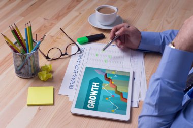 Tablet üzerinde çalışan adam