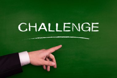 Tahtaya işaret eden işadamı