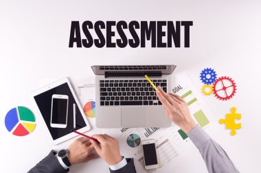 İş ekibi masanın üzerinde çalışıyor