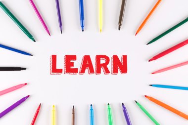 Daire oluşturan renkli işaretleyicileri