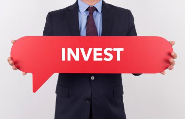 konuşma balonu tutan işadamı