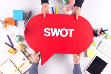 İki kişi konuşma balonu holding