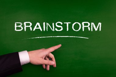 Tahtaya işaret eden işadamı