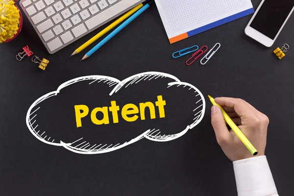 Masanın üzerinde çalışan adam