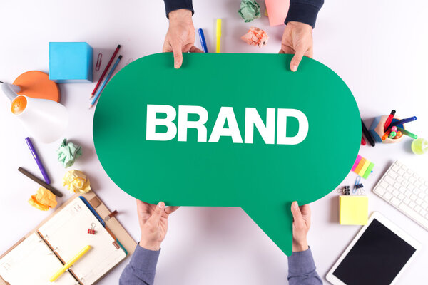 Два человека держат речевой пузырь
