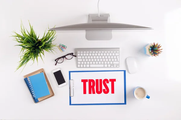 Bureau met papierwerk en andere objecten — Stockfoto