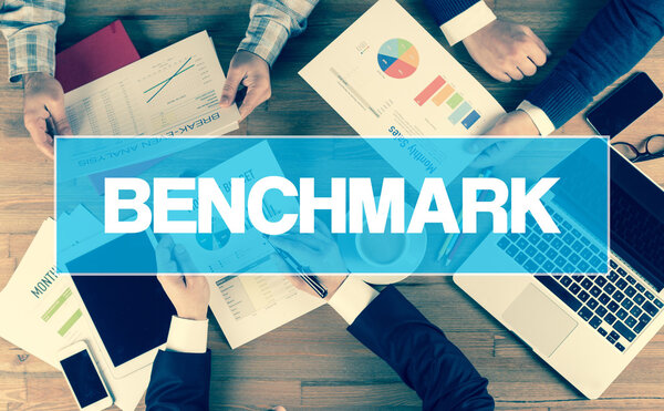 Группа деловых людей, работающих вместе