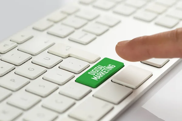 Δάχτυλο ώθησης πράσινο πληκτρολόγιο κουμπί — Φωτογραφία Αρχείου