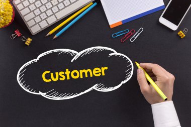 Masanın üzerinde çalışan adam