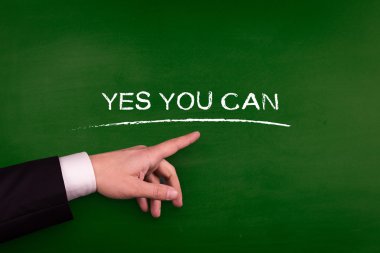 Tahtaya işaret eden işadamı