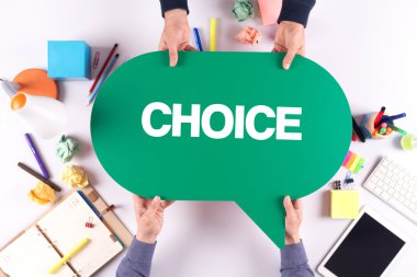 İki kişi konuşma balonu holding