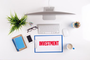 Ofis Masası evrak ve diğer nesnelerle