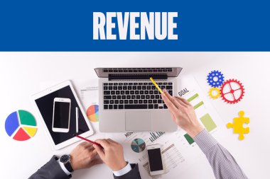 İş ekibi masanın üzerinde çalışıyor