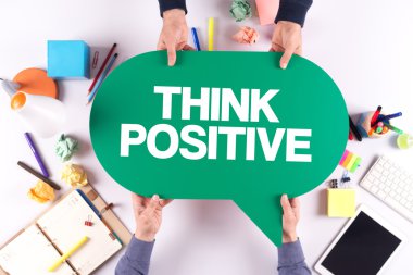 İki kişi konuşma balonu holding