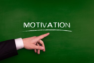 Tahtaya işaret eden işadamı