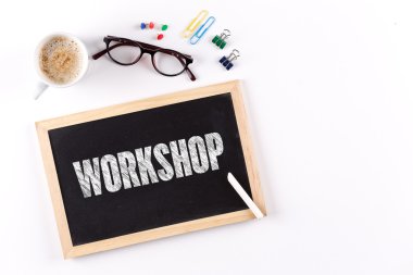 Kara tahta kahve fincanı ile