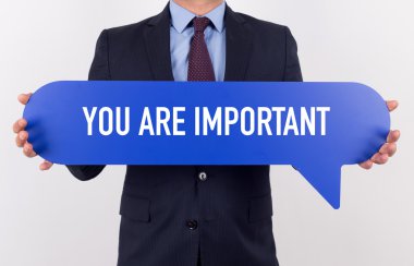 konuşma balonu tutan işadamı