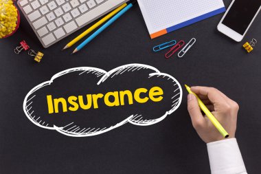 Masanın üzerinde çalışan adam