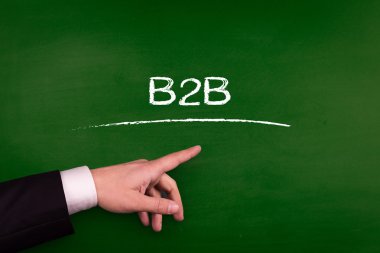 Tahtaya işaret eden işadamı