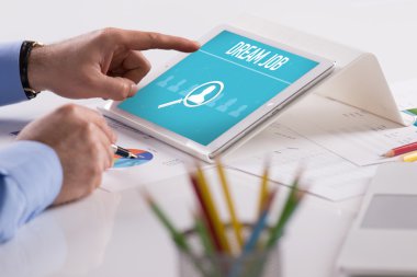 Tablet üzerinde çalışan iş adamı