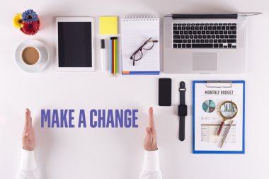 Masanın üzerinde çalışan iş adamı