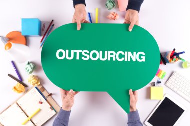 İki kişi konuşma balonu holding