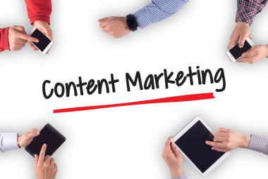 bir grup insan dijital cihazlar kullanarak