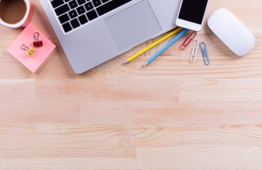 Defter ve masa üstünde elektronik cihazlar
