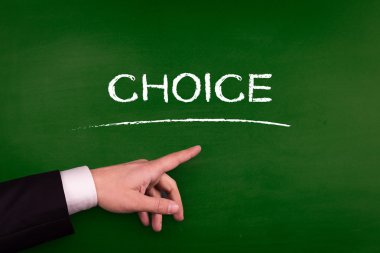 Tahtaya işaret eden işadamı