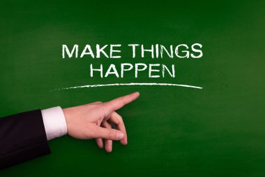 Tahtaya işaret eden işadamı