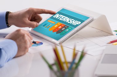 Tablet üzerinde çalışan iş adamı