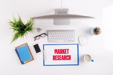 Ofis Masası evrak ve diğer nesnelerle