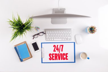 Ofis Masası evrak ve diğer nesnelerle