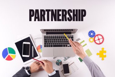 İş ekibi masanın üzerinde çalışıyor