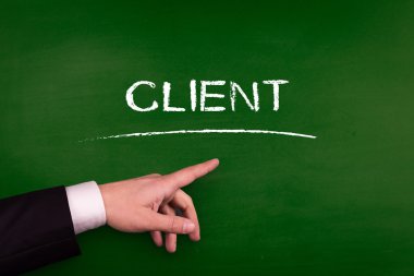 Tahtaya işaret eden işadamı