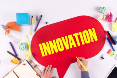 Nesnelerle masasında oturan işadamı