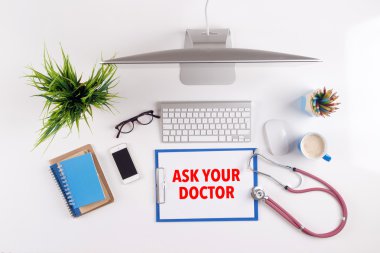 Ofis Masası ile evrak ve nesnelerin çevresinde