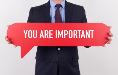 konuşma balonu tutan işadamı