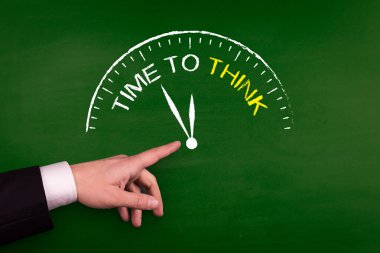 Tahtaya işaret eden işadamı