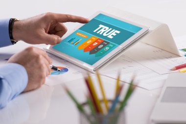 Tablet üzerinde çalışan iş adamı