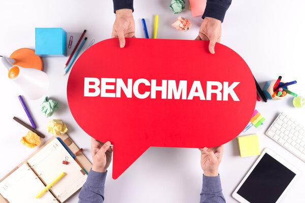 Два человека держат речевой пузырь
