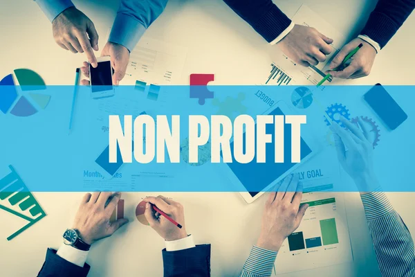 İş ekibi masanın üzerinde çalışıyor