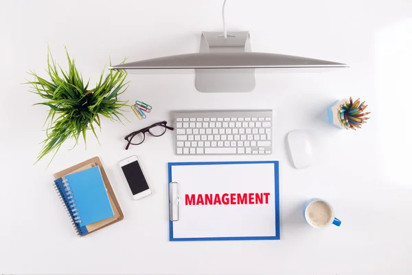 Schreibtisch im Büro mit Papieren und Gegenständen — Stockfoto