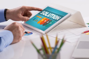 Tablet üzerinde çalışan iş adamı