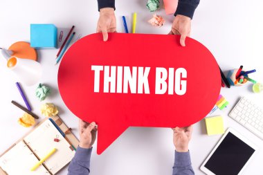 İki kişi konuşma balonu holding