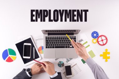 İş ekibi masanın üzerinde çalışıyor